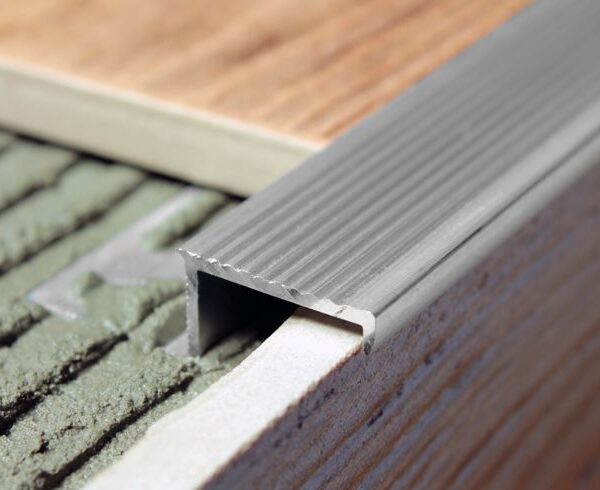 Szögletes beéphető natúr alumínium lépcső profil 10mm*3m