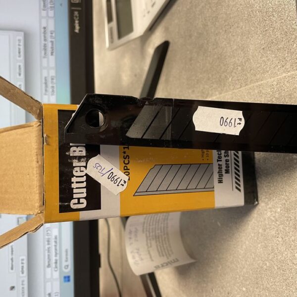 Törhető penge 18mm fekete 10db/tus